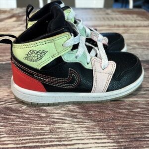 Nike Air Jordan 1 mid SE Glow Inlow in the dark sneakers.Sz 8C